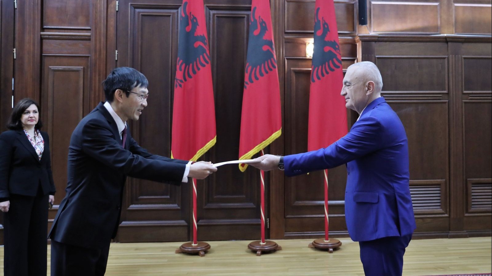 Ambassador Le Hong Truong presents the Credentials Letter to Albanian President Elir Meta
