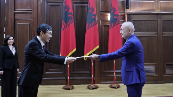 Ambassador Le Hong Truong presents the Credentials Letter to Albanian President Ilir Meta