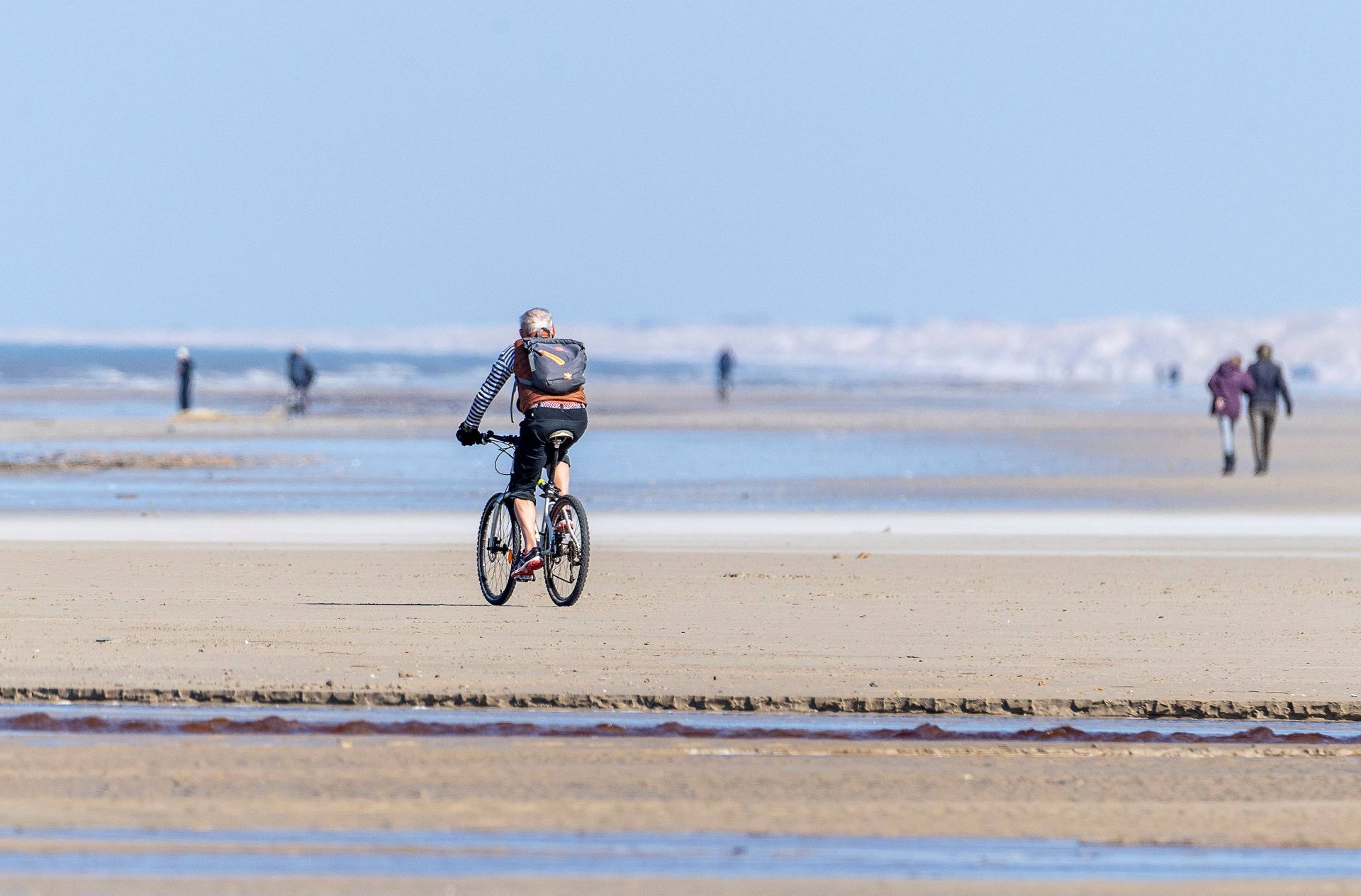 covid 19 ha nhiet chau au tu tu noi long phong toa va gian cach xa hoi