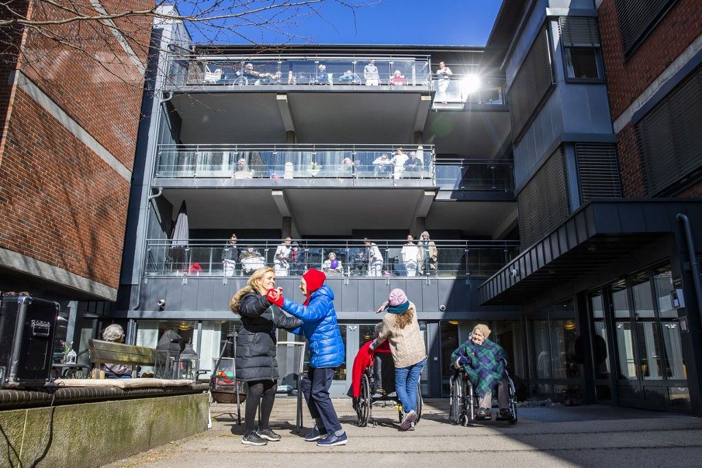 covid 19 ha nhiet chau au tu tu noi long phong toa va gian cach xa hoi