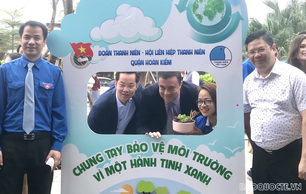 Đại sứ quán Israel tại Việt Nam hưởng ứng Ngày Trái đất Đại sứ quán Israel tại Việt Nam hưởng ứng Ngày Trái đất