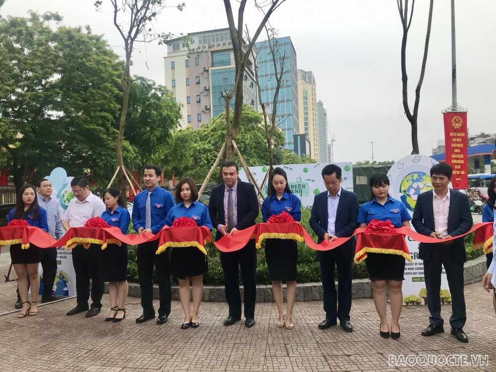 Đại sứ Israel cùng các vị khách mời cắt băng khánh thành hệ thống tưới nước nhỏ giọt tại Vườn hoa Bác cổ, Hà Nội. (Ảnh: Thảo Nhi) Đại sứ Israel cùng các vị khách mời cắt băng khánh thành hệ thống tưới nước nhỏ giọt tại Vườn hoa Bác cổ, Hà Nội. (Ảnh: Thảo Nhi)