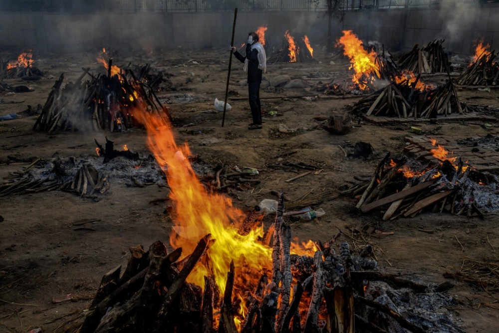 Một khu hỏa táng cho các nạn nhân Covid-19 ở Đông New Delhi. (Nguồn: New York Times)