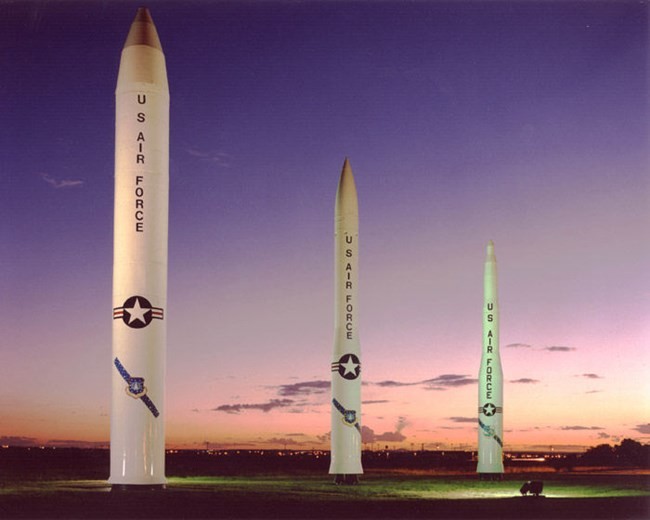 Tên lửa Mỹ trưng bày ở cổng chính căn cứ không quân F E Warren. (Nguồn: Wyoming Tribune Eagle)