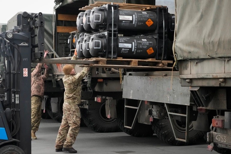 Binh sĩ Ukraine nhận lô hàng tên lửa chống tăng Javelin do Mỹ viện trợ. (Nguồn: AP)
