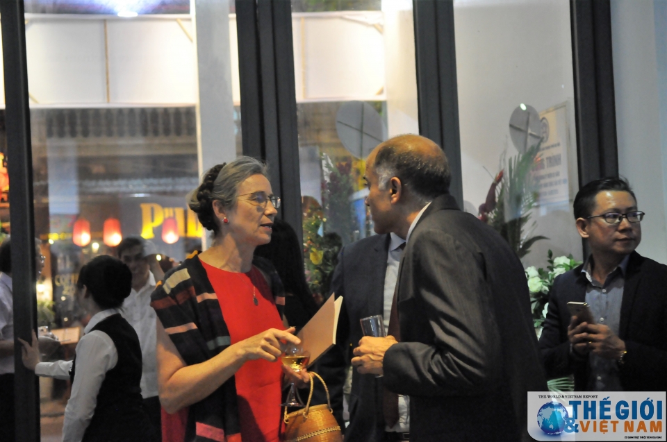 trien lam tranh ky niem 45 nam quan he ngoai giao viet nam singapore