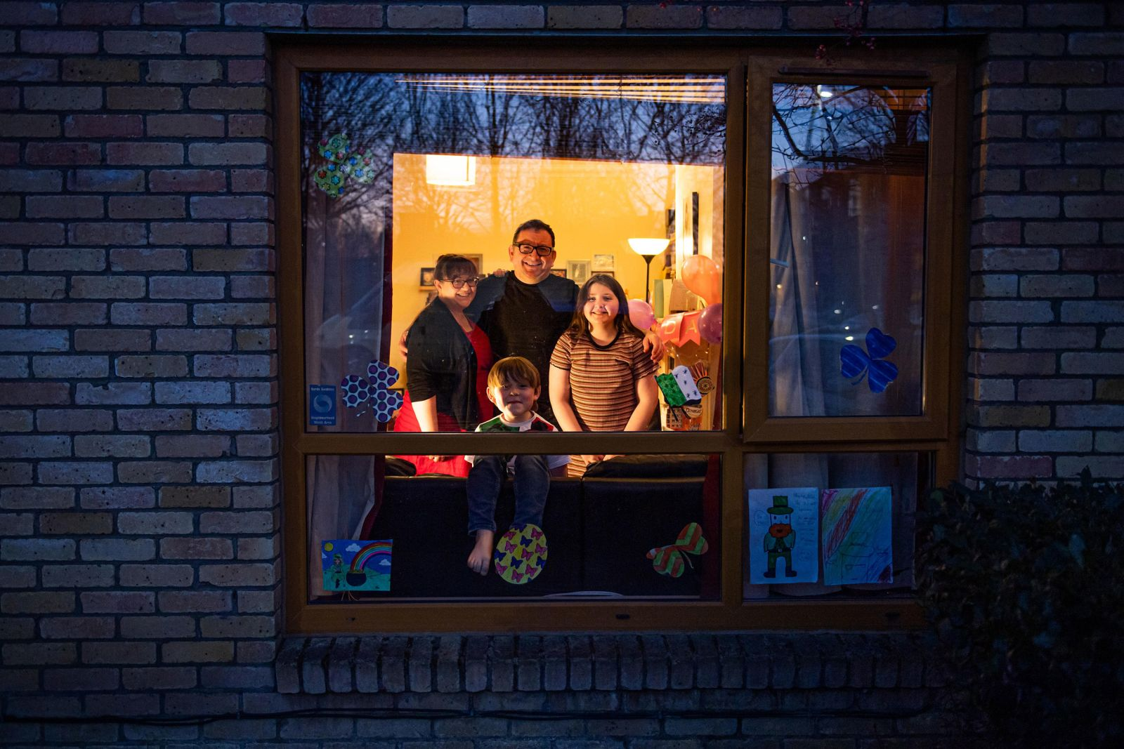 covid 19 cuoc song dang sau nhung khung cua so thoi cach ly xa hoi