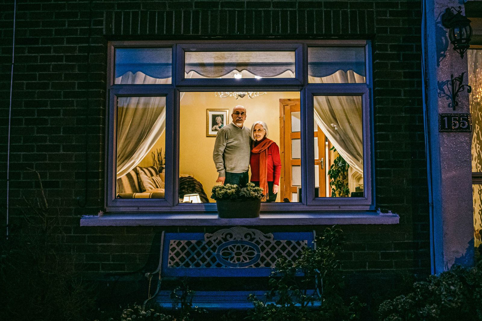 covid 19 cuoc song dang sau nhung khung cua so thoi cach ly xa hoi