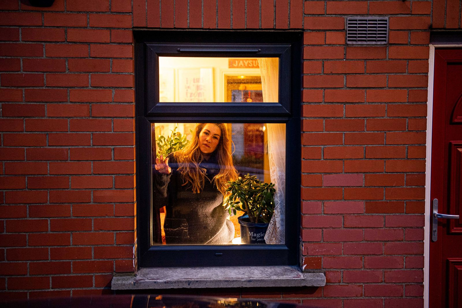 covid 19 cuoc song dang sau nhung khung cua so thoi cach ly xa hoi