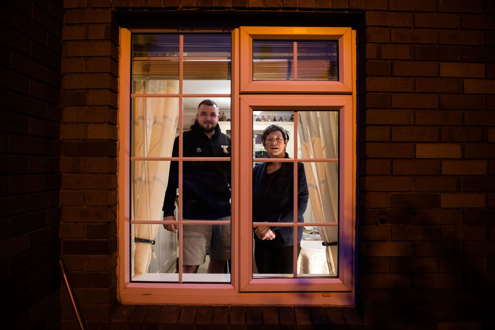 covid 19 cuoc song dang sau nhung khung cua so thoi cach ly xa hoi