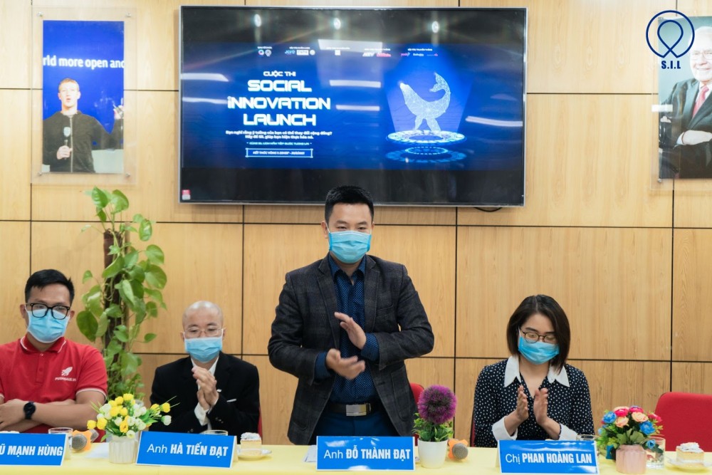 Tại buổi họp báo.