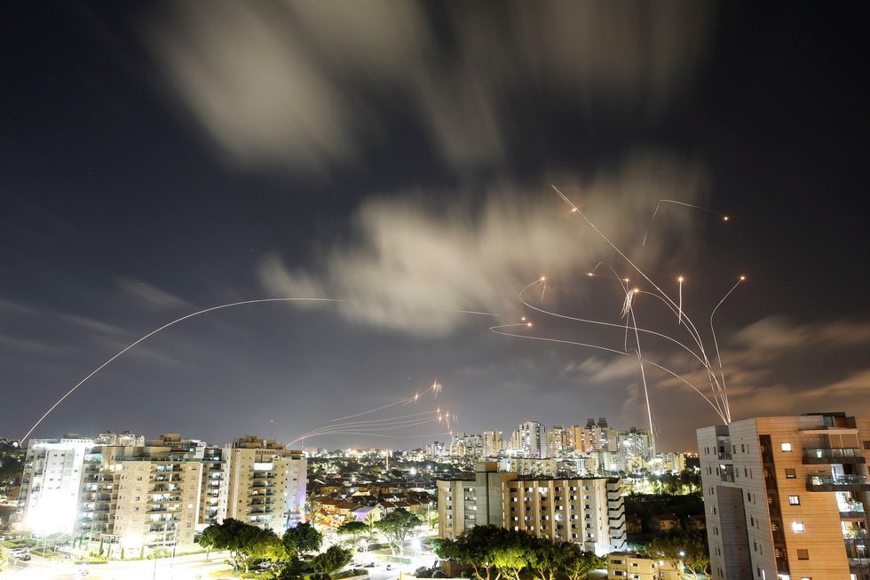 Tên lửa, rocket bay đầy trời tại Tel Aviv. (Nguồn: Reuters)