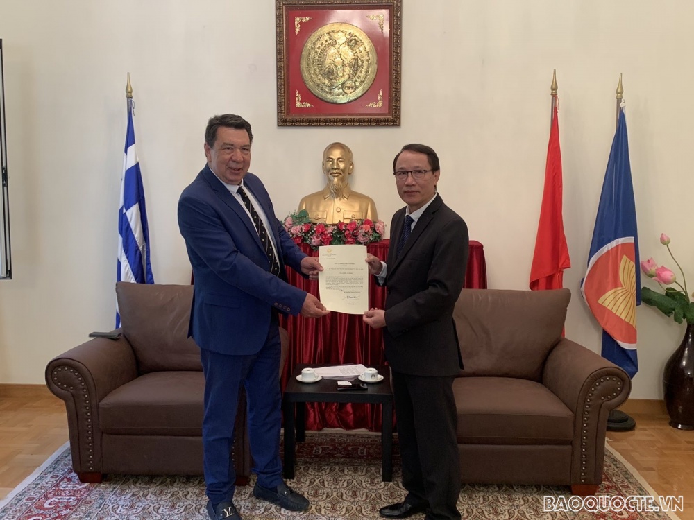 Đại sứ Việt Nam tại Hy Lạp Nguyễn Mạnh Cường trao Quyết định và Giấy ủy nhiệm Lãnh sự của Bộ trưởng Ngoại giao cho ông Gavriil Petridis- chủ tịch tập đoàn Aries Energy. (Ảnh: ĐSQ Việt Nam tại Hy Lạp)