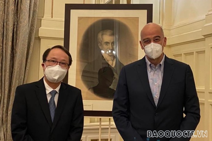Đại sứ Nguyễn Mạnh Cường và Bộ trưởng Ngoại giao Hy Lạp Nikos Dendias. (Ảnh: ĐSQ)