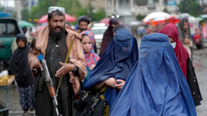 Lực lượng Taliban đang cầm quyền tại Afghanistan thông báo phụ nữ nước này sẽ buộc phải dùng khăn che mặt khi xuất hiện nơi công cộng. (Nguồn: AP)
