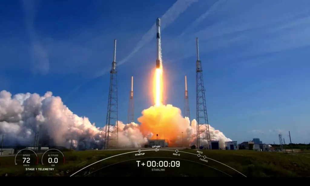 Tên lửa hai tầng Falcon 9 đưa 53 vệ tinh Starlink vào quỹ đạo. (Nguồn: SpaceX)
