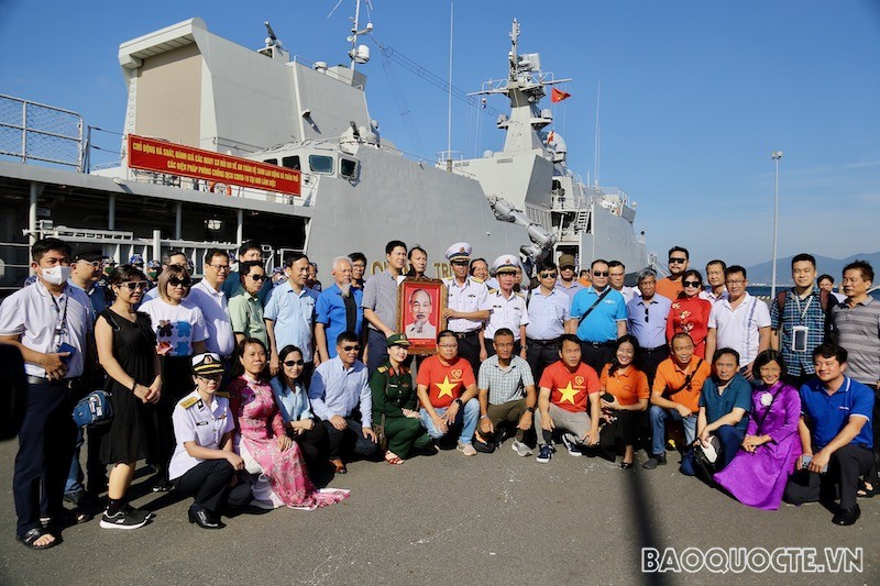 Đoàn công tác số 8 chụp ảnh lưu niệm.