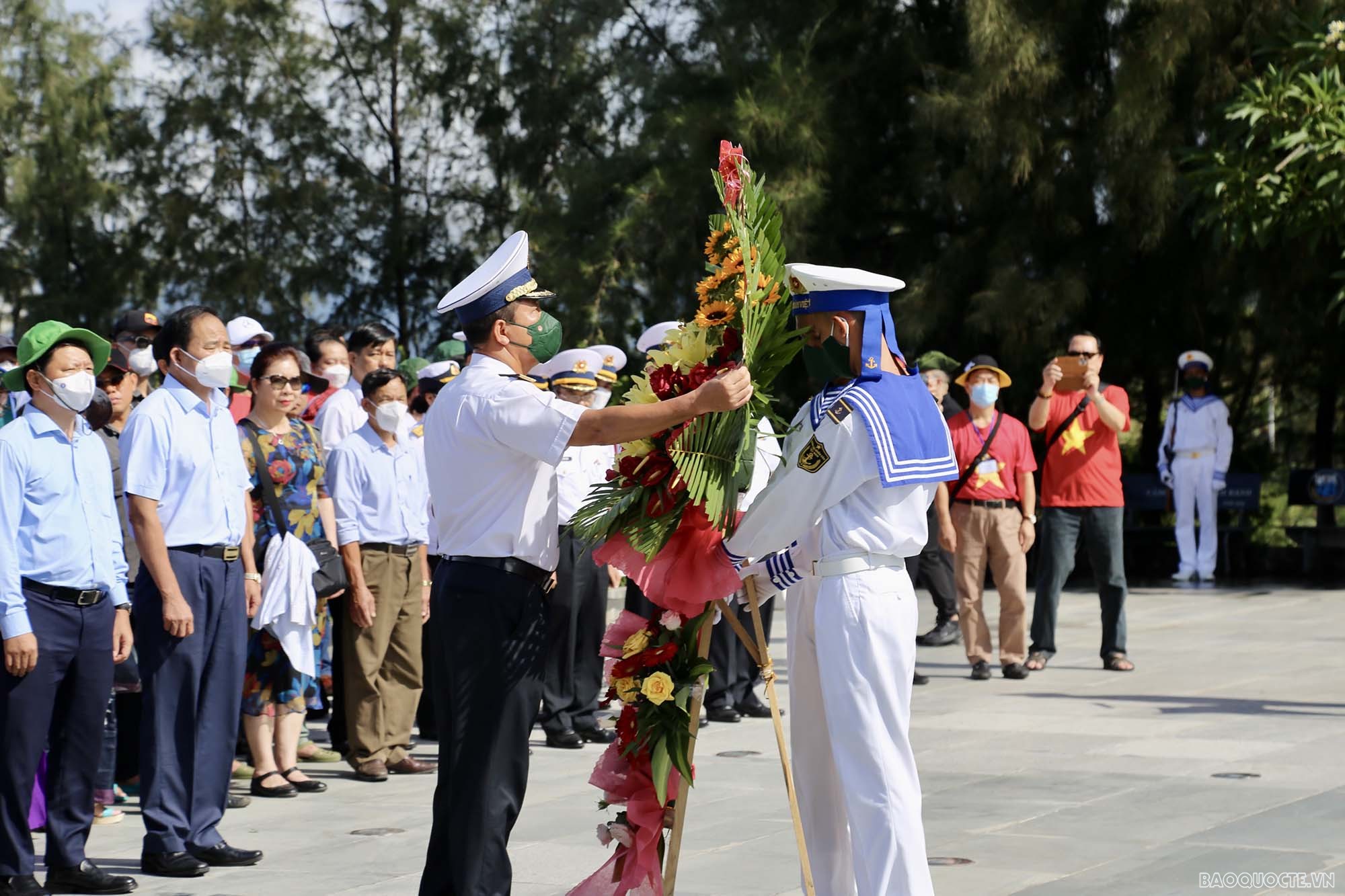 Đoàn công tác số 8 dâng hương tưởng nhớ 64 chiến sĩ hy sinh ở Gạc Ma
