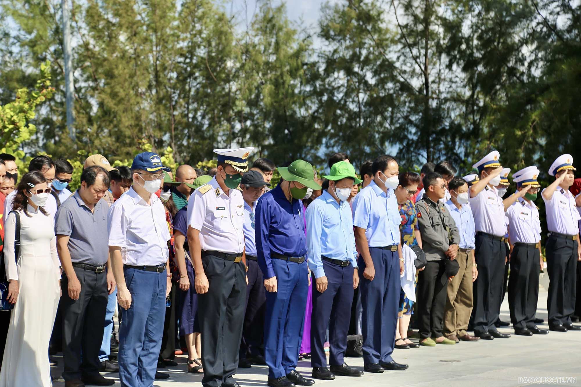 Đoàn công tác số 8 dâng hương tưởng nhớ 64 chiến sĩ hy sinh ở Gạc Ma