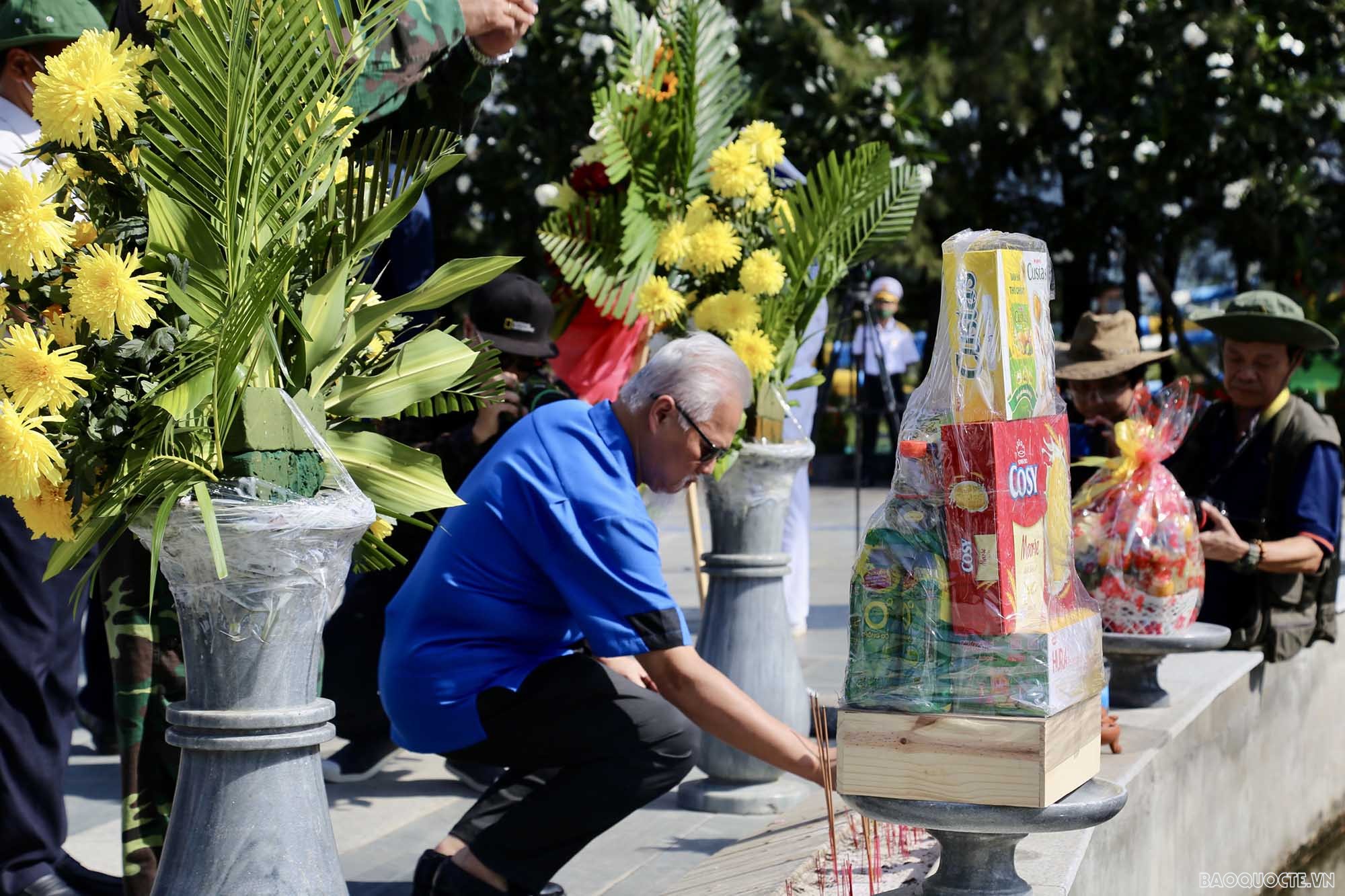 Đoàn công tác số 8 dâng hương tưởng nhớ 64 chiến sĩ hy sinh ở Gạc Ma