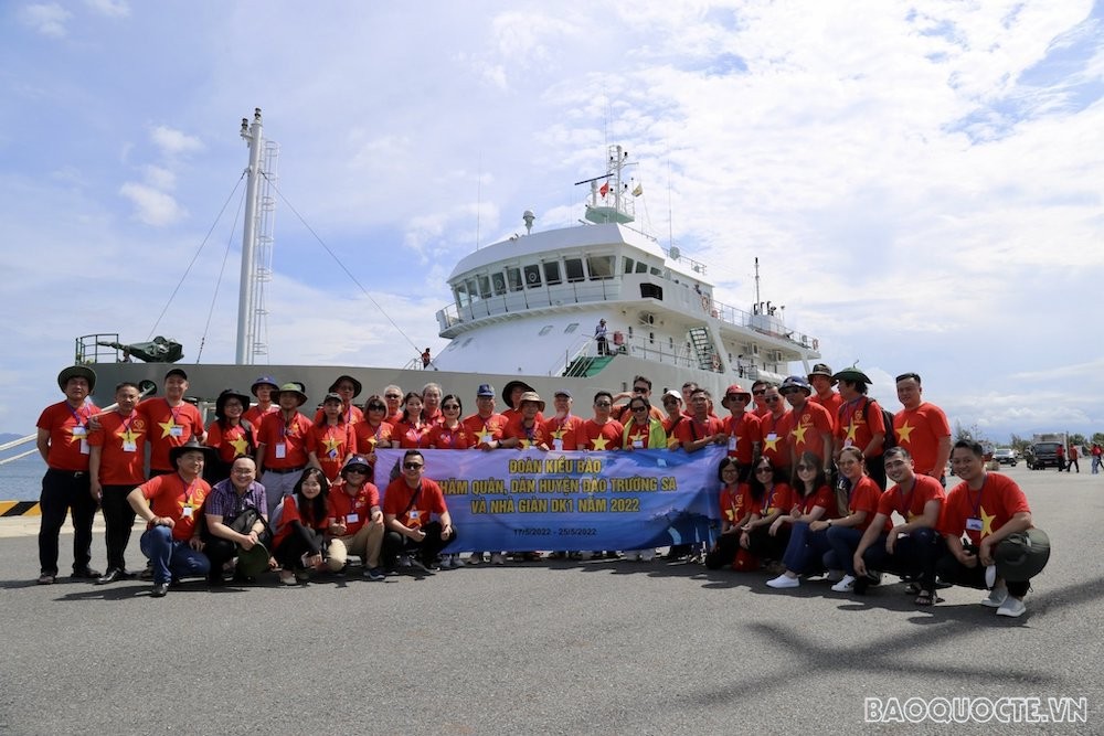 Đoàn kiều bào thăm huyện đảo Trường Sa và Nhà giàn DK1 năm 2022 chụp ảnh lưu niệm trước chuyến đi. (Ảnh: Duy Quang)