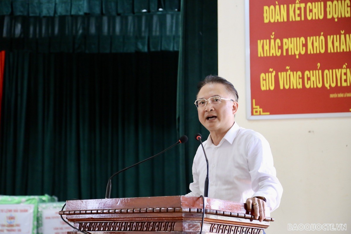 Đại sứ Ngô Hướng Nam, Phó Chủ nhiệm Uỷ ban Nhà nước về NVNONN phát biểu tại đảo Trường Sa. (Ảnh: Duy Quang)