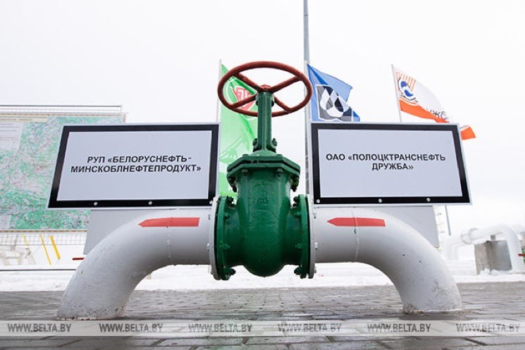 Đường ống Druzhba dẫn dầu miền trung nước Nga nối với những giếng dầu lớn ở Tây Siberia, sau đó được tiếp nối với những trung tâm lọc dầu lớn ở châu Âu.