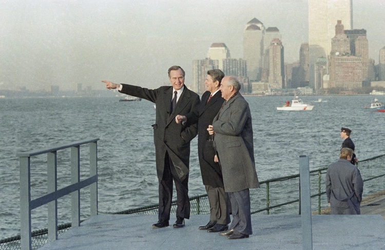 Tổng thống George H.W. Bush cùng đi dạo cùng lãnh đạo Liên Xô Mikhail Gorbachev và cựu Tổng thống Ronald Reagan tại New York năm 1988. (Nguồn: AP)