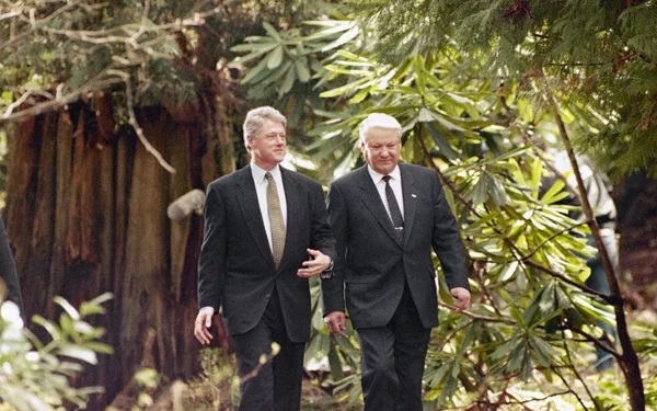 Tổng thống Bill Clinton (trái) và Tổng thống Nga Boris Yeltsin đi dạo qua khu rừng tại Đại học British Columbia ở Vancouver (Canada) ngày 3/4/1993. (Nguồn: AP)