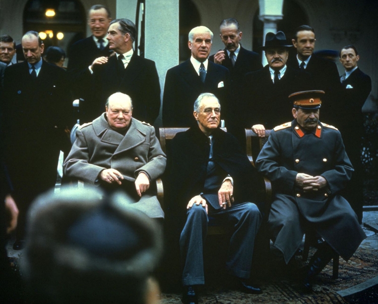 Lãnh đạo Liên Xô Joseph Stalin cùng Thủ tướng Anh Winston Churchill (ngoài cùng bên trái) và Tổng thống Mỹ Franklin D. Roosevelt (giữa) dự Hội nghị Yalta tại Liên Xô năm 1945. (Nguồn: Getty)