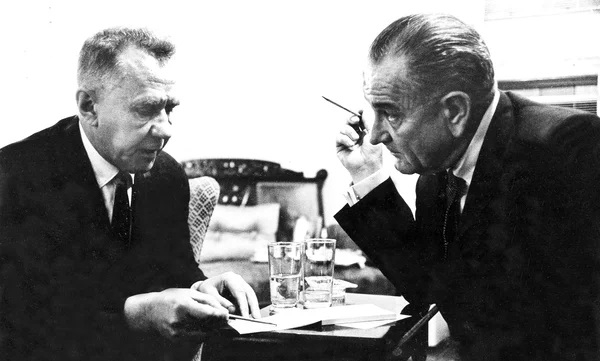 Tổng thống Mỹ Lyndon B. Johnson (phải) và lãnh đạo Liên Xô Alexei Kosygin gặp nhau tại Trường Cao đẳng Glassboro. (Nguồn: AP)