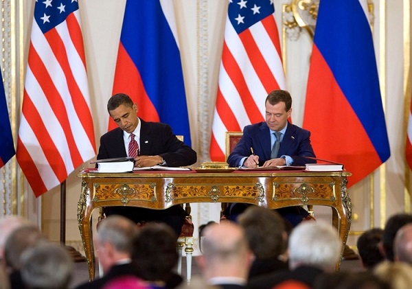 Tổng thống Mỹ Barack Obama và Tổng thống Nga ký Hiệp ước Cắt giảm vũ khí chiến lược mới (New START) tại CH Czech năm 2010. (Nguồn: Getty)