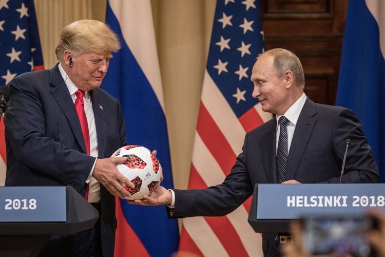 Tổng thống Nga Putin trao quà tặng là quả bóng đá chính thức của World Cup 2018 cho Tổng thống Mỹ Donald Trump, sau khi 2 nhà lãnh đạo kết thúc cuộc họp thượng đỉnh ở Helsinki. (Nguồn: Getty)