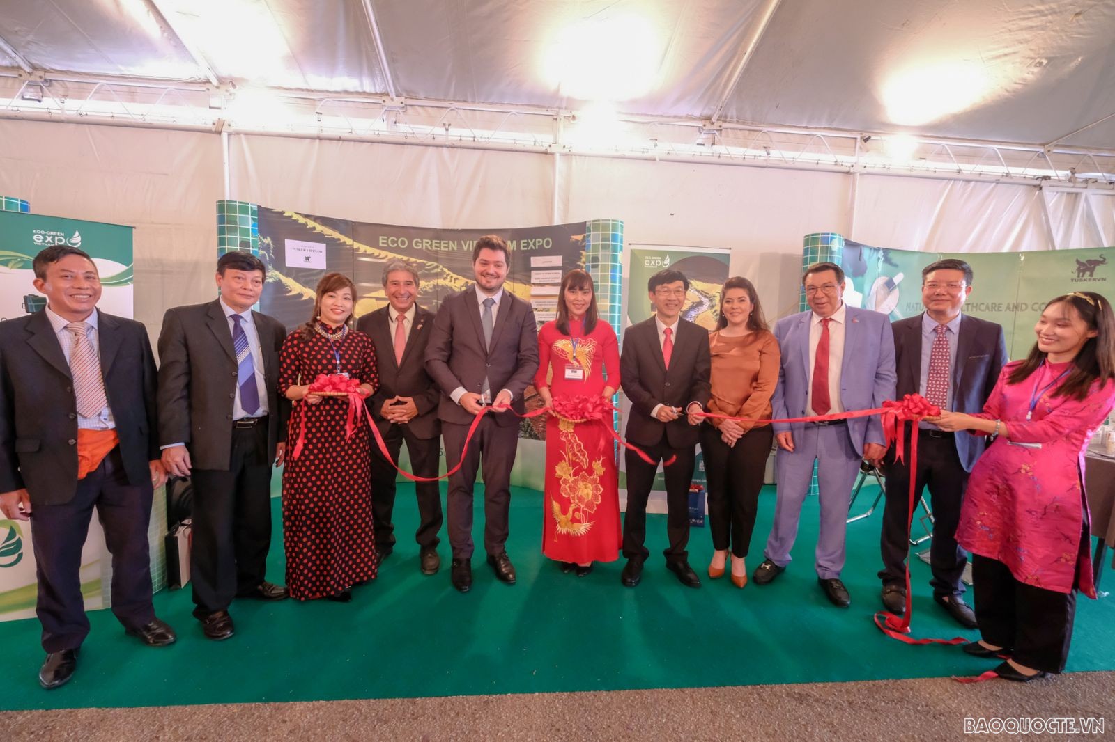 Đại sứ Việt Nam tại Hy Lạp Lê Hồng Trường cùng các đại biểu cắt băng khai mạc Hội chợ.