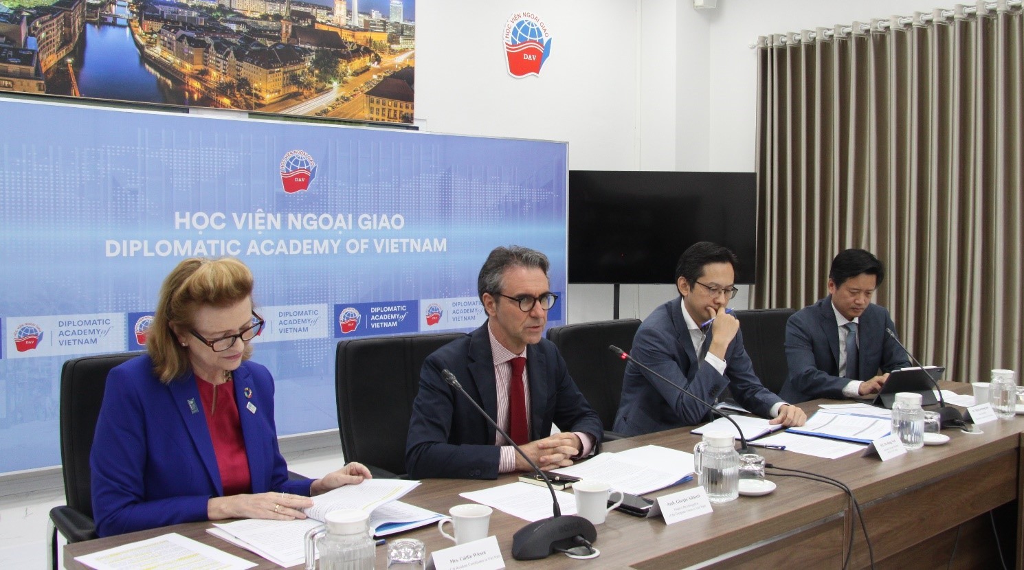 Từ trái qua phải: Bà Caitlin Wiesen - Quyền Trưởng Đại diện Thường trú Liên Hợp Quốc tại Việt Nam, Đại sứ Giorgio Aliberti - Trưởng Phái đoàn EU tại Việt Nam, Ông Đỗ Hùng Việt - Trợ lý Bộ trưởng Bộ Ngoại giao Việt Nam, TS. Nguyễn Hùng Sơn - Phó Giám đốc HVNG. (Ảnh: Chiến Lược)