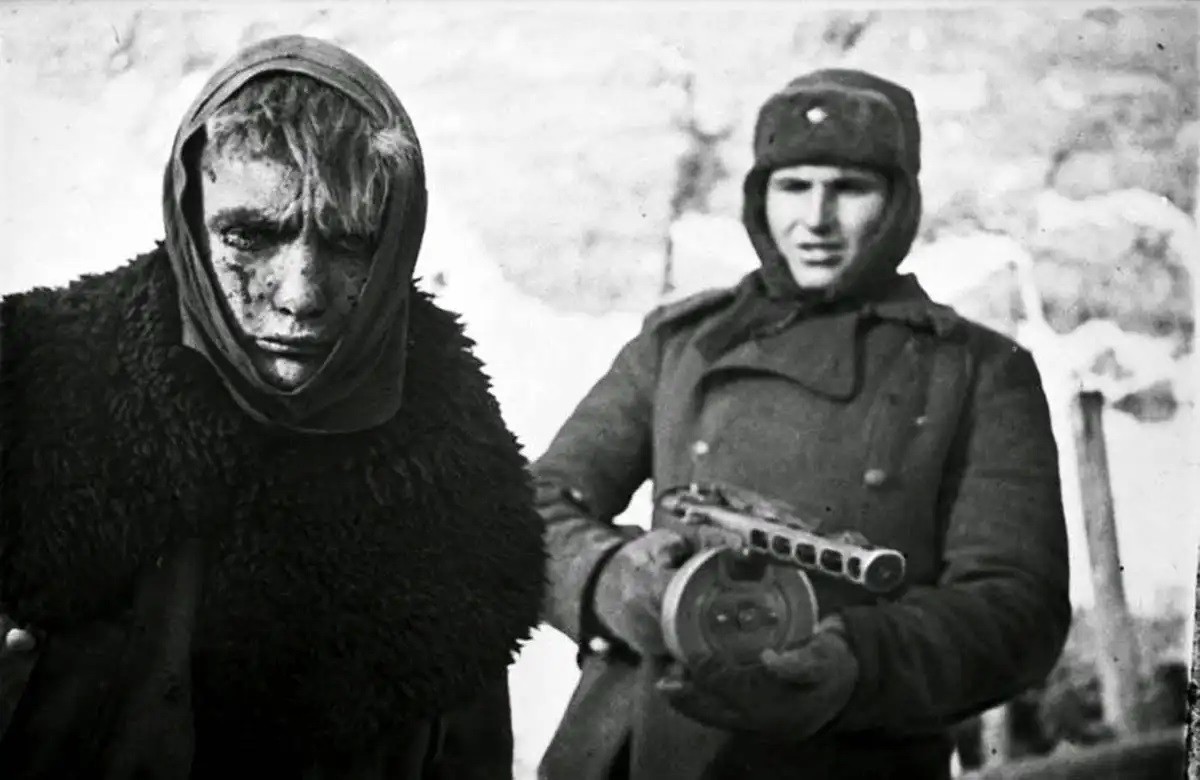 Binh sĩ Liên Xô dẫn giải tù binh chiến tranh Đức tại Stalingrad. (Nguồn: rarehistoricalphotos.com)