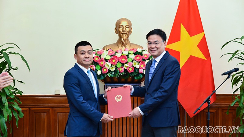 Thứ trưởng Ngoại giao Phạm Quang Hiệu trao quyết định bổ nhiệm, điều động cán bộ và viên chức lãnh đạo, quản lý thuộc Học viện Ngoại giao