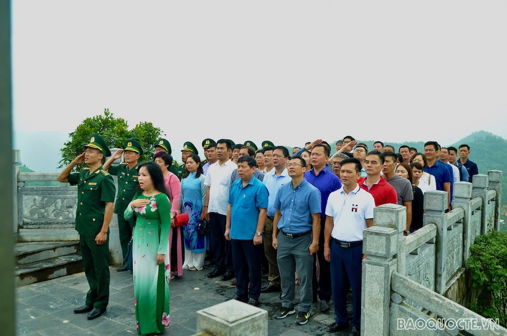 Công đoàn Bộ Ngoại giao tham dự Lễ chào cờ tại Cột cờ Lũng Cú, Hà Giang