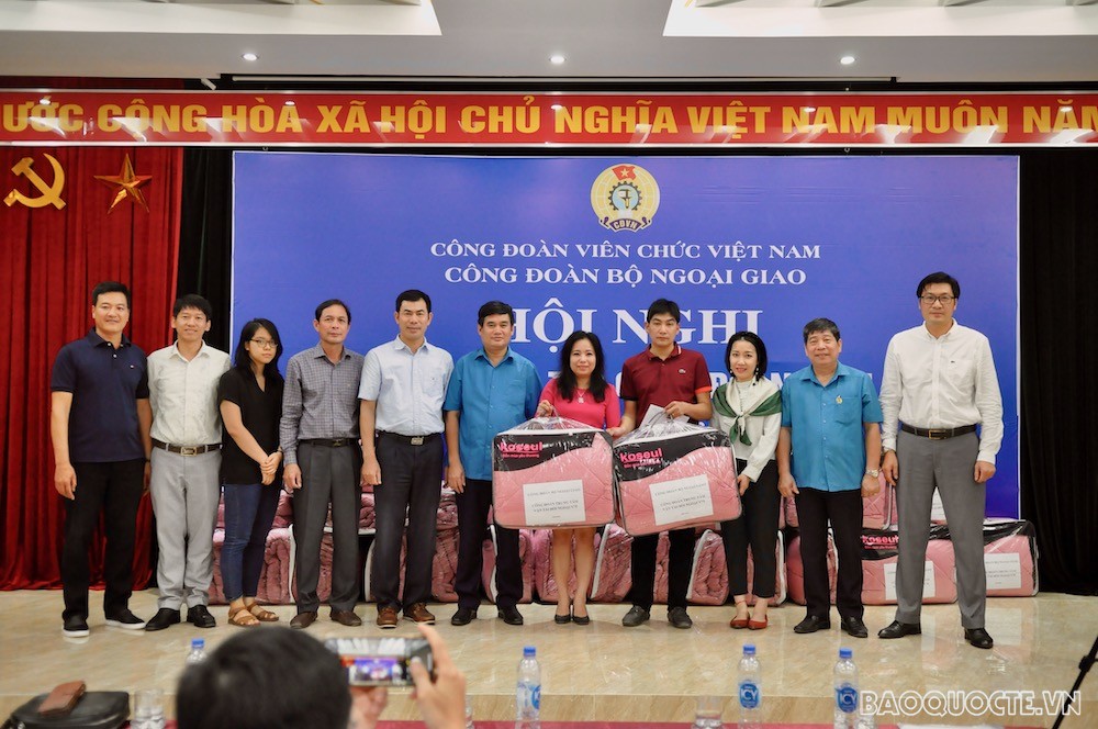 Đại diện Công đoàn Bộ Ngoại giao trao quà ủng hộ cho Trường Phổ thông Dân tộc Bán trú Trung học Cơ sở Ma Lé.