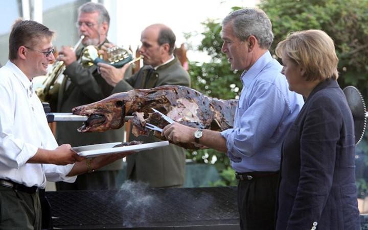 Quan hệ đầy thăng trầm của Ông Bush tự tay xẻ món thịt lợn rừng cho bà Merkel. Ảnh: SpiegelThủ tướng Đức Angela Merkel với các đời Tổng thống Mỹ