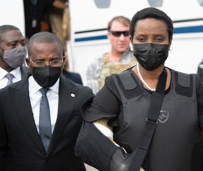 Bà Martine Moise tại sân bay quốc tế Toussaint Louverture, ở thủ đô Port-au-Prince, với cánh tay phải bị thương và mặc áo chống đạn. (Nguồn: AP)