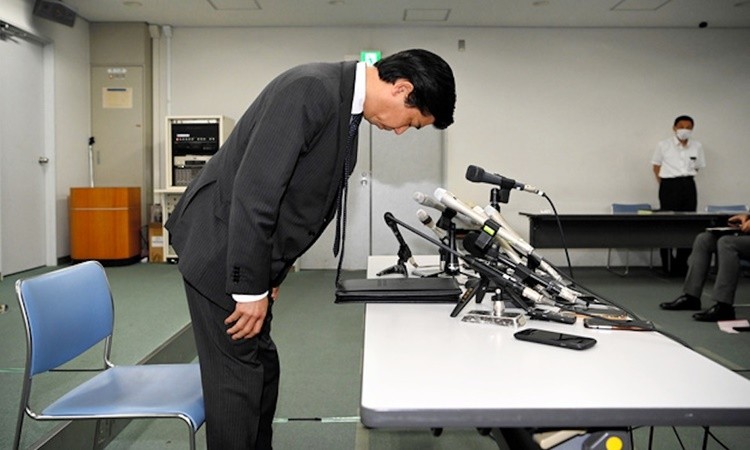 Cảnh sát trưởng tỉnh Nara, ông Tomoaki Onizuka cúi đầu xin lỗi người dân Nhật Bản. (Nguồn: Asahi) Cảnh sát trưởng tỉnh Nara, ông Tomoaki Onizuka cúi đầu xin lỗi người dân Nhật Bản. (Nguồn: Asahi)