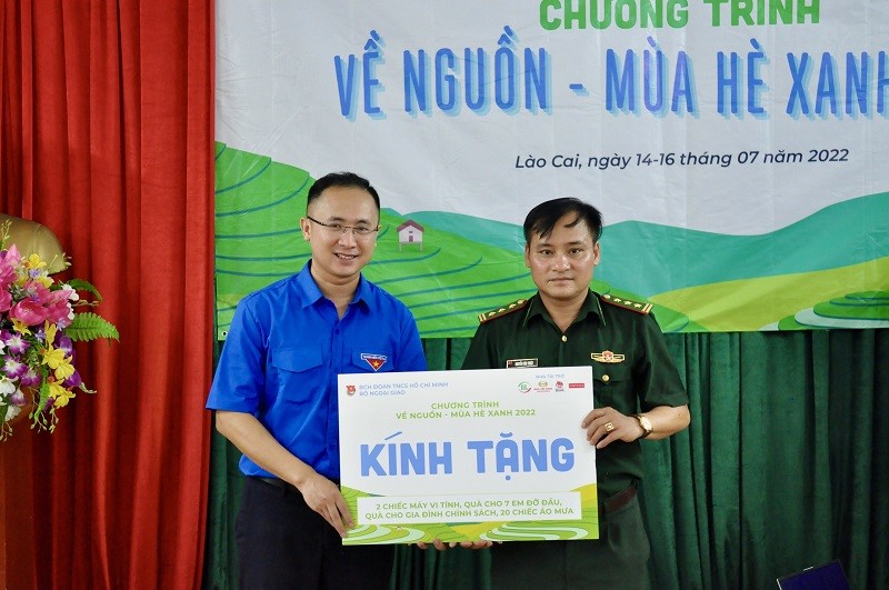 Sau đó, Đoàn đã được lắng nghe chính trị viên đồn Pha Long, Thượng tá Nguyễn Văn Thiệu kể lại lịch sử bi tráng của Đồn, nơi hàng chục chiến sĩ đã chiến đấu tới viên đạn cuối cùng, với bức điện mật đã đi vào lịch sử hơn 43 năm trước.  động viên, tặng quà các chiến sĩ và Trường Mầm non Pha Long 2 bộ máy vi tính, 50 bộ sách phục vụ công tác đối ngoại cho các chiến sĩ, quà tặng 3 gia đình chính sách và 7 em nhỏ đỡ đầu, 200m2 xốp trải sàn cho các lớp mầm non, 6 thùng bánh kẹo, 2 thùng quần áo, 100 bộ áo mưa và 50 đầu sách thiếu nhi.