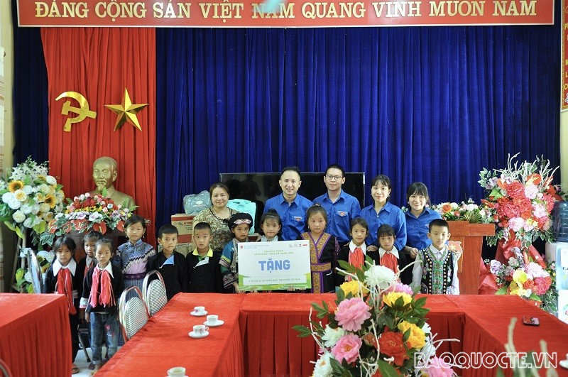Đoàn Thanh niên Bộ Ngoại giao trao quà cho trường Tiểu học số 2 Mường Khương.