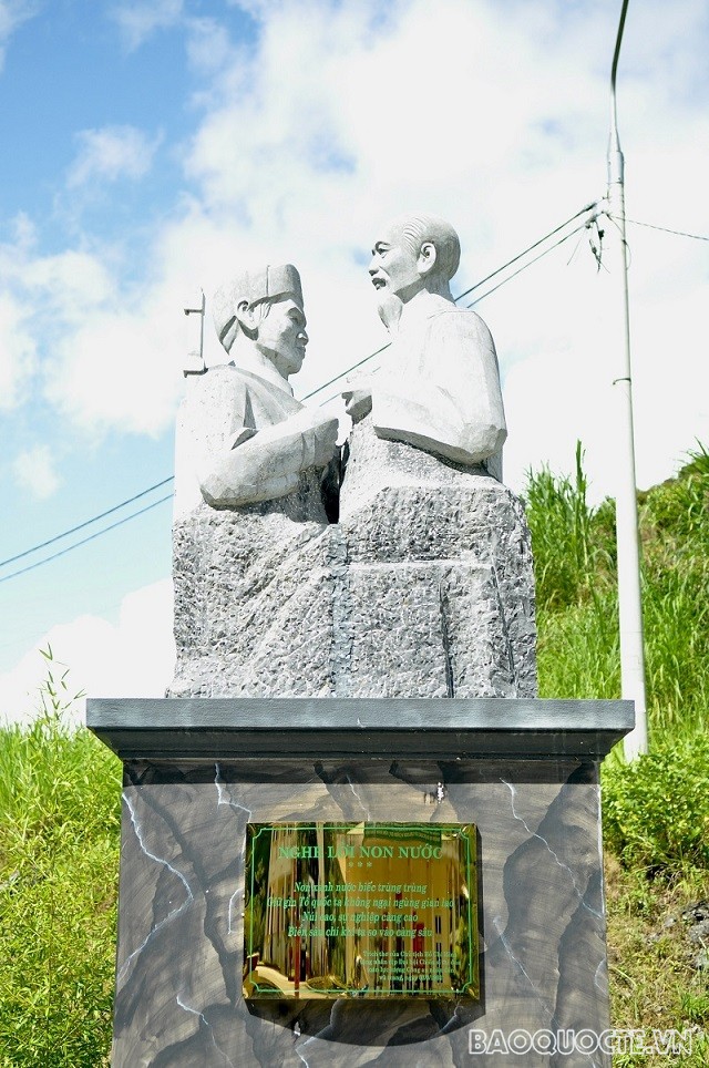Bức tượng thể hiện tình cảm của Chủ tịch Hồ Chí Minh đối với các chiến sĩ biên phòng tại Đồn Biên phòng Mường Khương 