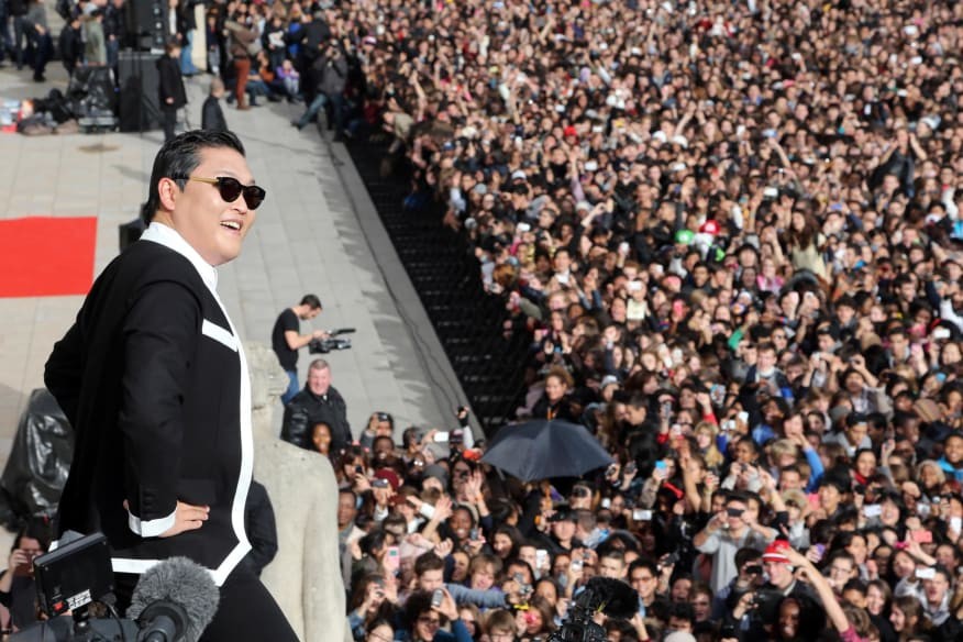 Park Jae-Sang, rapper người Hàn Quốc với nghệ danh Psy biểu diễn bài hát Gangnam Style tại Paris năm 2012. (Nguồn: AFP) Park Jae-Sang, rapper người Hàn Quốc với nghệ danh Psy biểu diễn bài hát Gangnam Style tại Paris năm 2012. (Nguồn: AFP)