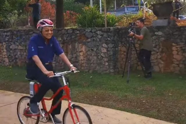 thu tuong malaysia mahathir mohamad dap xe 11km o tuoi 94
