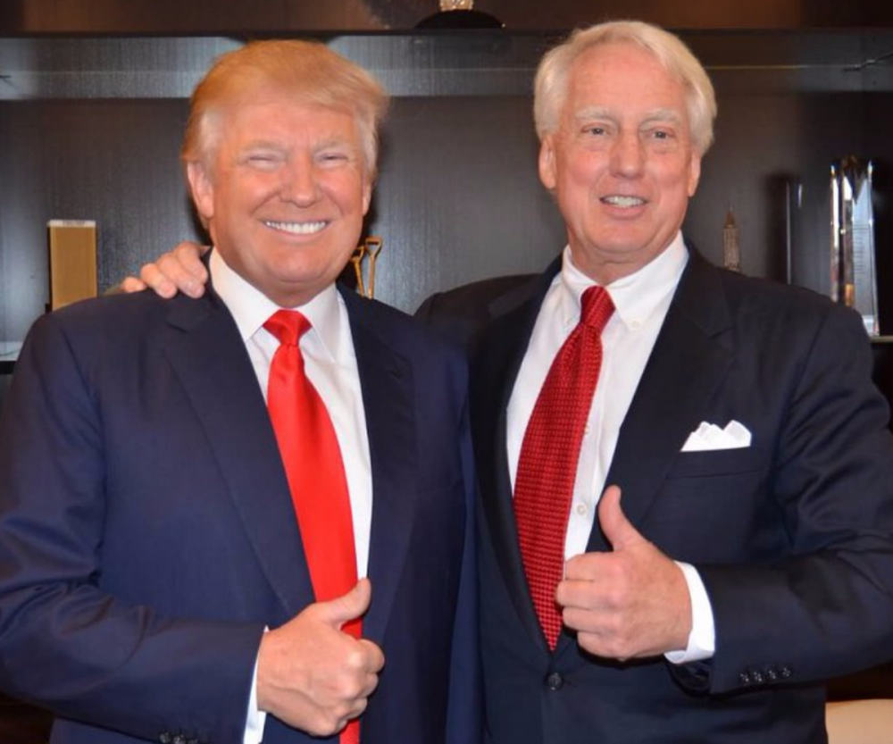 Tổng thống Mỹ Donald Trump chụp ảnh cùng em trai Robert Trump. Ông Robert Trump đã qua đời ở tuổi 71 tại một bệnh viện ở New York, ngày 15/8. (Nguồn: Twitter) 4634-fb-cap-doi3efugf-5053-1597424324