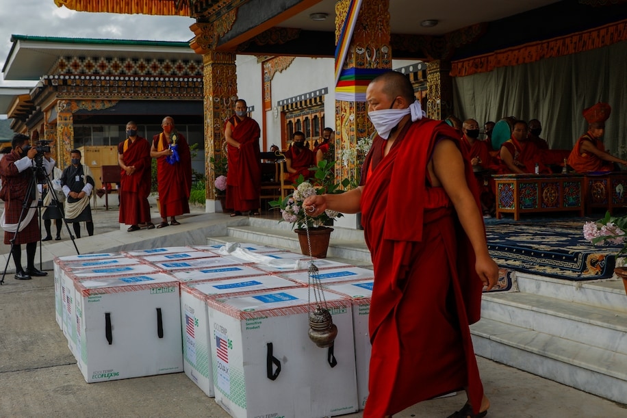 Các nhà sư Bhutan làm lễ bên cạnh 500.000 liều vaccine Covid-19 của hãng Moderna do Mỹ tặng thông qua cơ chế COVAX. (Nguồn: UNICEF)