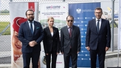 Đại sứ Nguyễn Hùng dự lễ bàn giao lô vaccine Covid-19 do chính phủ Ba Lan viện trợ